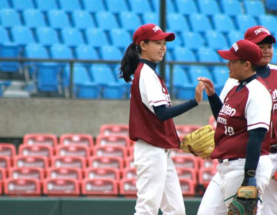 女棒聯賽「桃園內戰」，樂天桃園女棒隊一日兩勝暫居第一