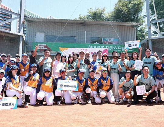 2026台灣女子棒球聯賽高雄登場 黃捷、賴瑞隆開球力挺
